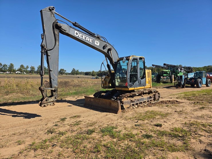 2011-deere-135d-image-1