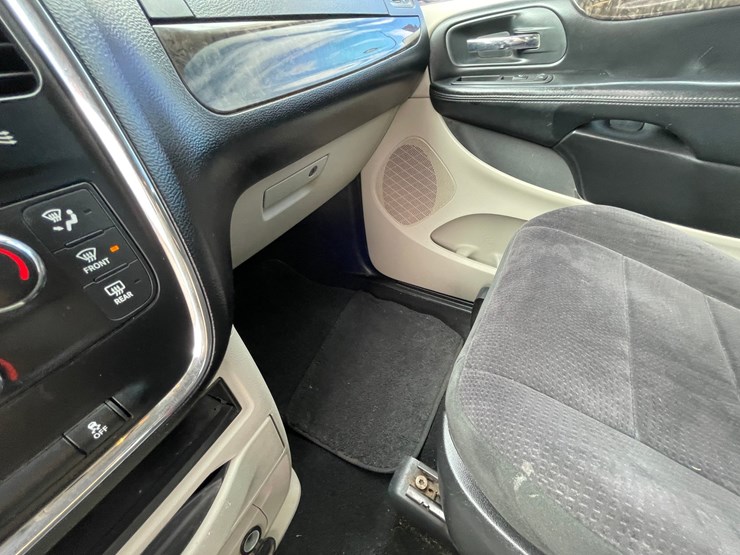 2011-dodge-grand-caravan-image-46