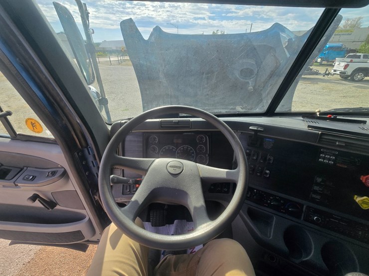 2006-freightliner-columbia-120-image-59
