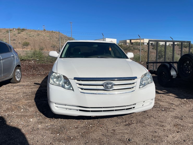 #2762-•-2005-toyota-avalon-(title-in-delay)-image-2