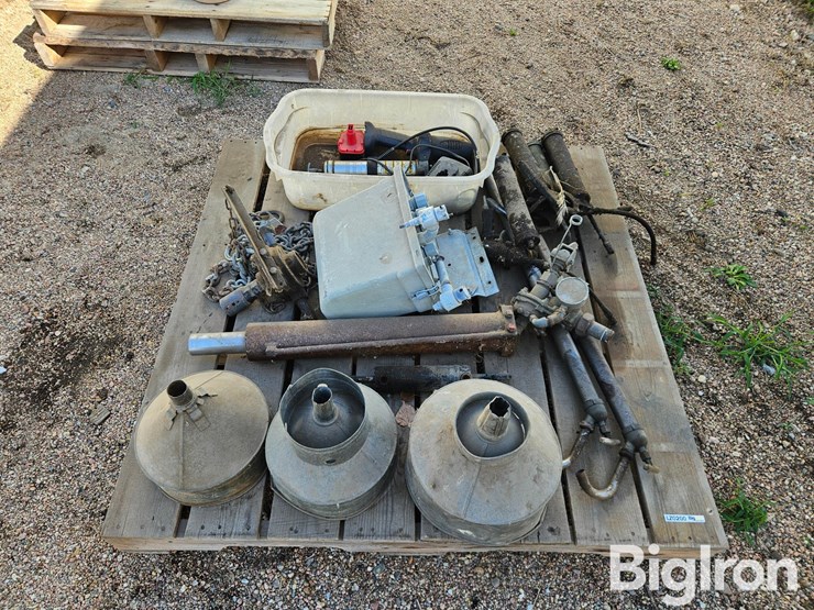 electric-grease-gun,-hydraulic-cylinder-and-other-items-image-2