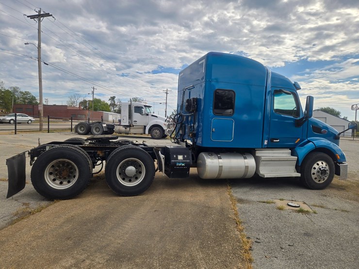 2020-peterbilt-579-image-15