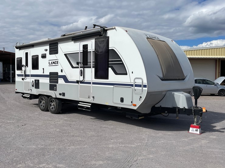 #2824-•-2022-lance-travel-trailer,-(has-new-mexico-title)-image-1