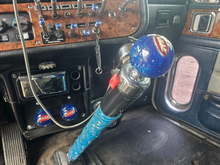2001-peterbilt-379-image-54