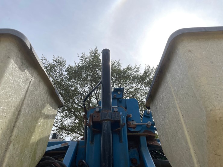#1275-•-kinze-12'-corn-planter-image-34