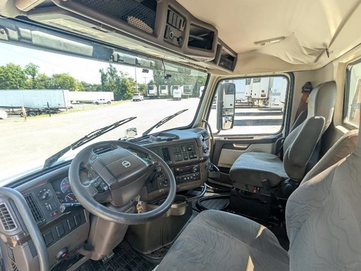 2018-volvo-10-image-23