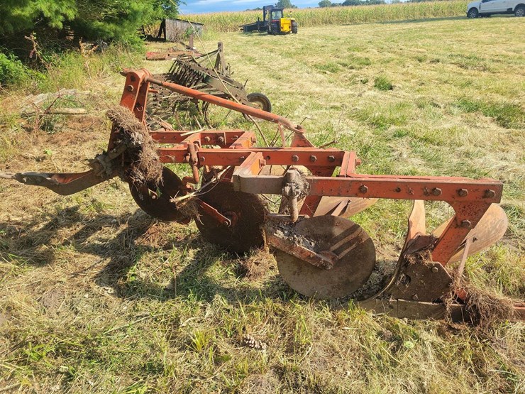 orange-three-bottom-tractor-plow-with-steel-frame-and-moldboards-image-2