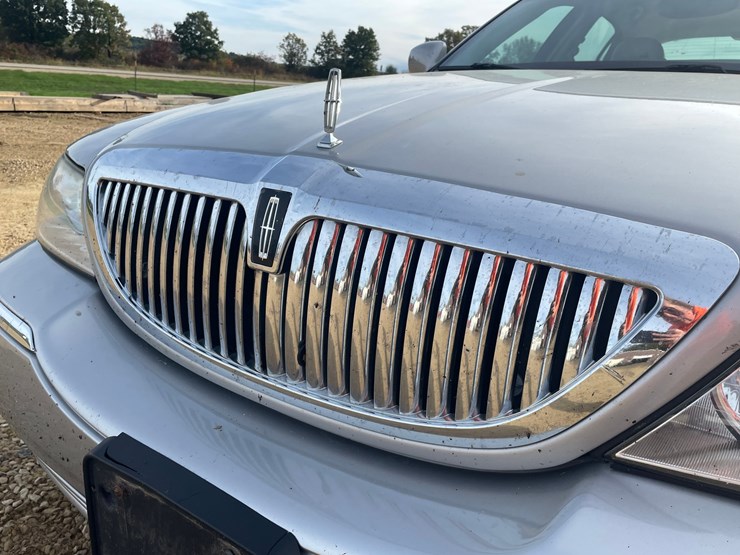 #201-•-2005-lincoln-town-car-(has-wi-title)-image-10