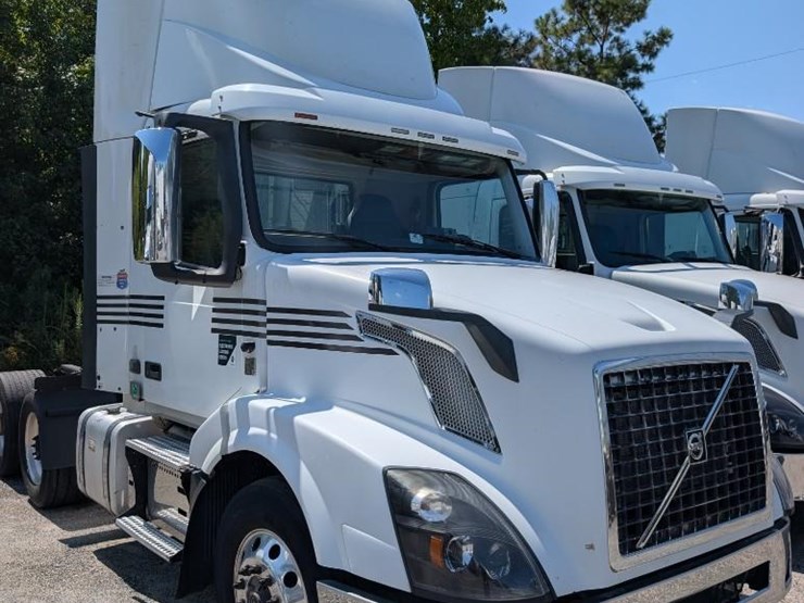 2018-volvo-10-image-3