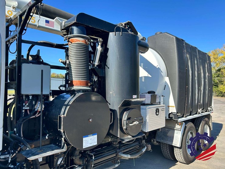 2019-freightliner-114sd-image-64