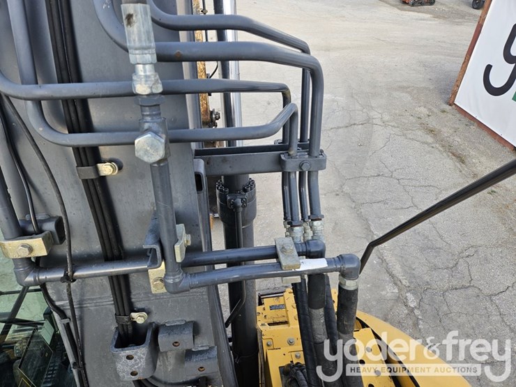 2016-deere-135g-image-17
