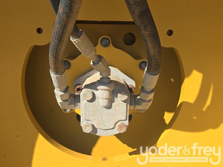 2018-caterpillar-cb34b-image-18