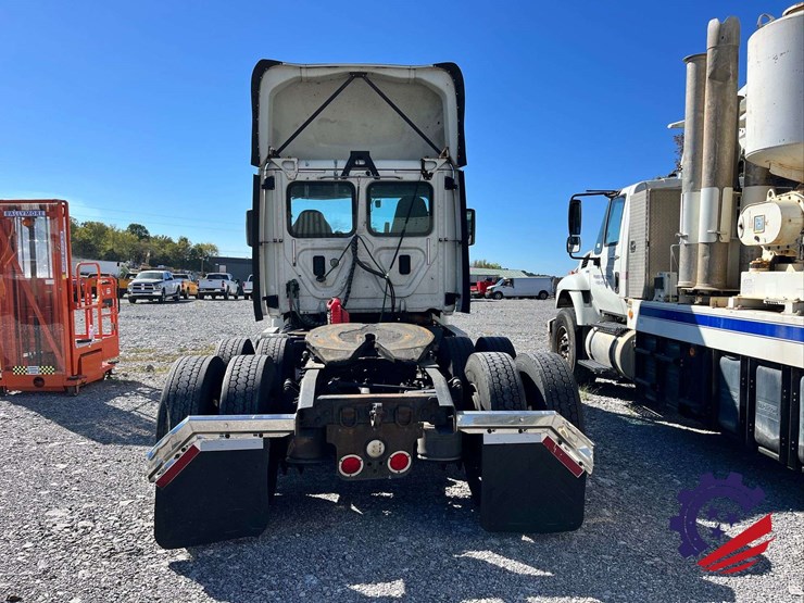 2017-freightliner-cascadia-t/a-truck-tractor-image-4