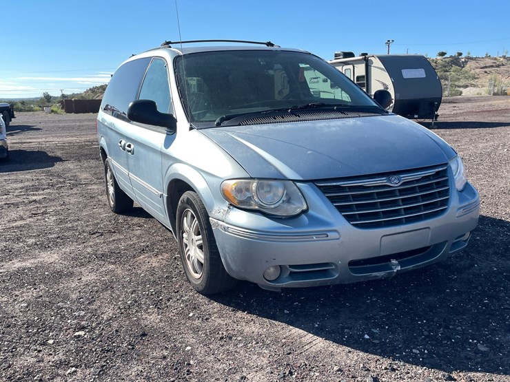 2005-chrysler-town-&-country-image-3