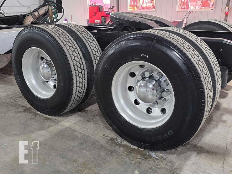 2013-freightliner-cascadia-125-image-22