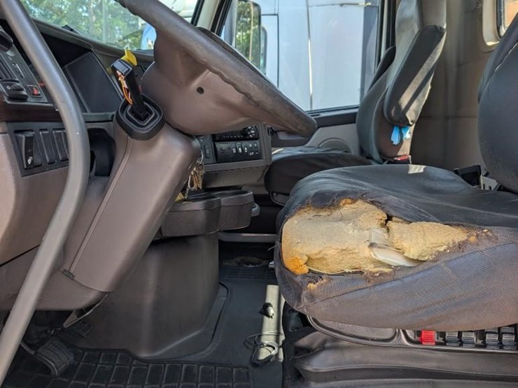 2018-volvo-10-image-17