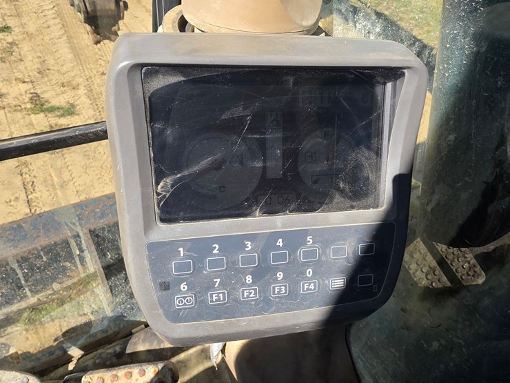 2011-deere-135d-image-29