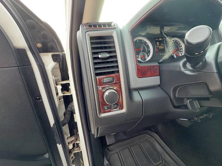 2014-dodge-1500-image-33