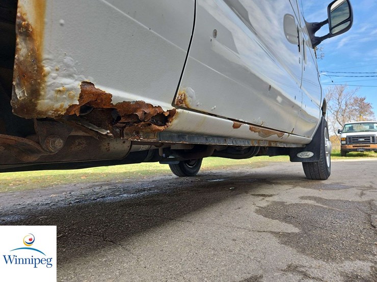 2011-ford-cargo-image-10