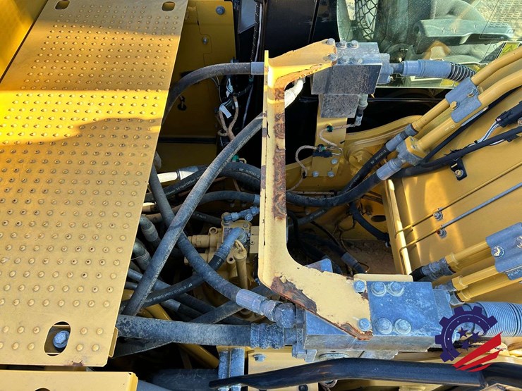 2018-caterpillar-320-image-68
