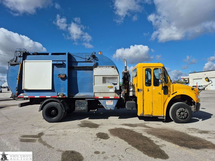 2018-freightliner-m2-106-image-4