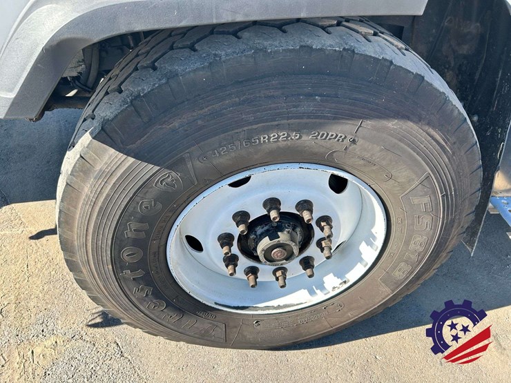2019-freightliner-114sd-image-12