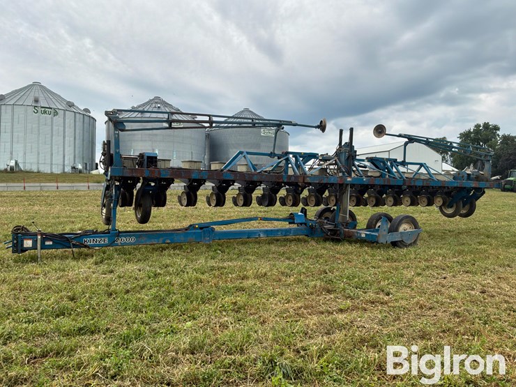 1998-kinze-2600-image-8