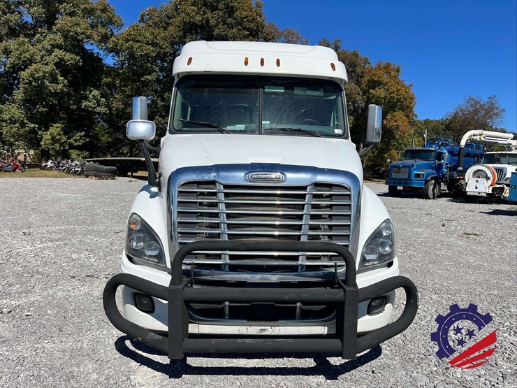 2018-freightliner-cascadia-t/a-truck-tractor-image-8