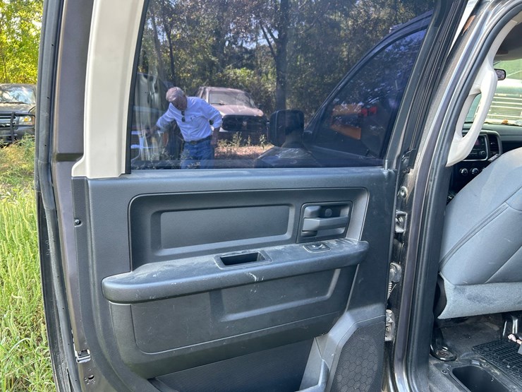 2015-dodge-1500-image-35