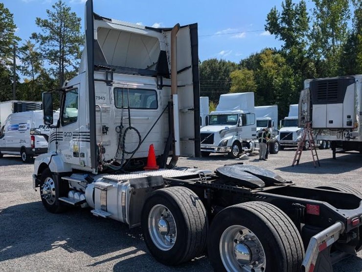 2018-volvo-10-image-12