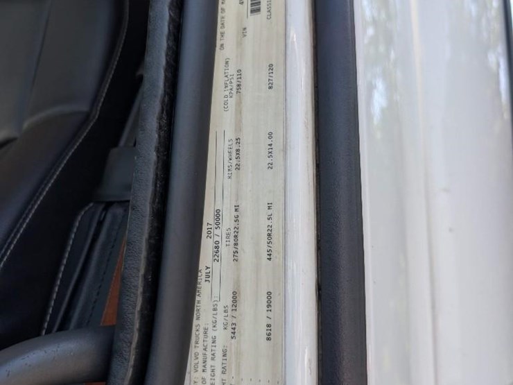 2018-volvo-10-image-8