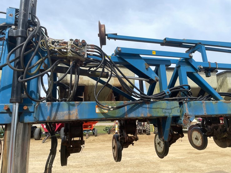 #1275-•-kinze-12'-corn-planter-image-42