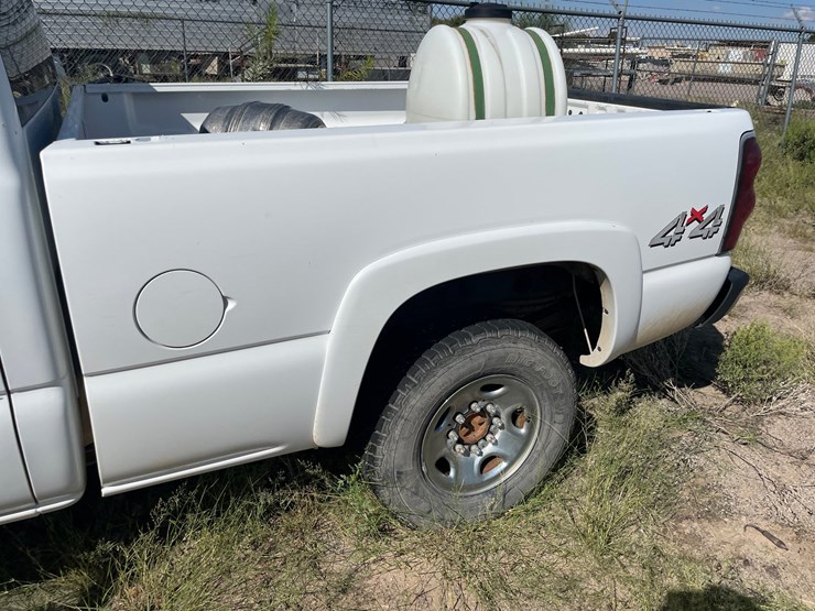 2004-chevrolet-silverado-2500-image-25