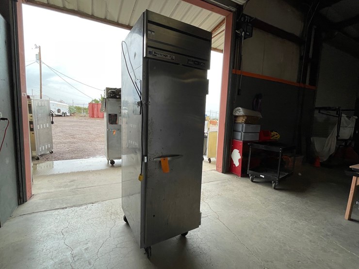 #4672-•-beverage-air-commercial-fridge-image-10
