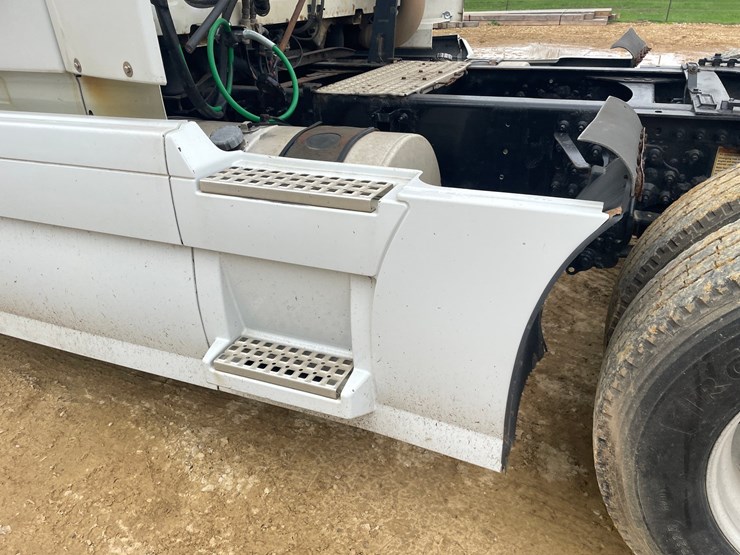 #101-•-2007-volvo-vnl-sleeper-semi-(has-wi-title)-image-29