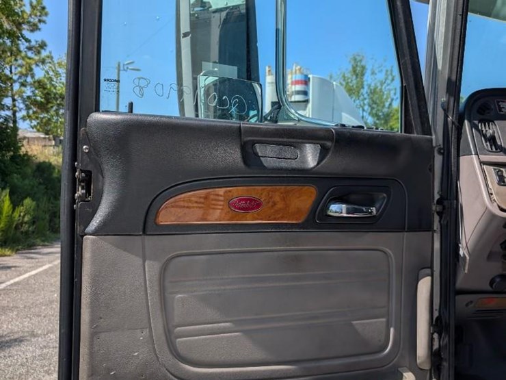 2011-peterbilt-386-image-19