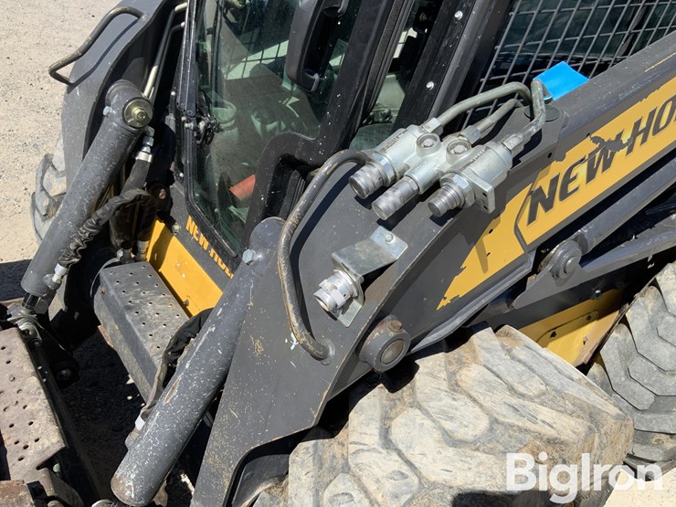2020-new-holland-l228-image-10