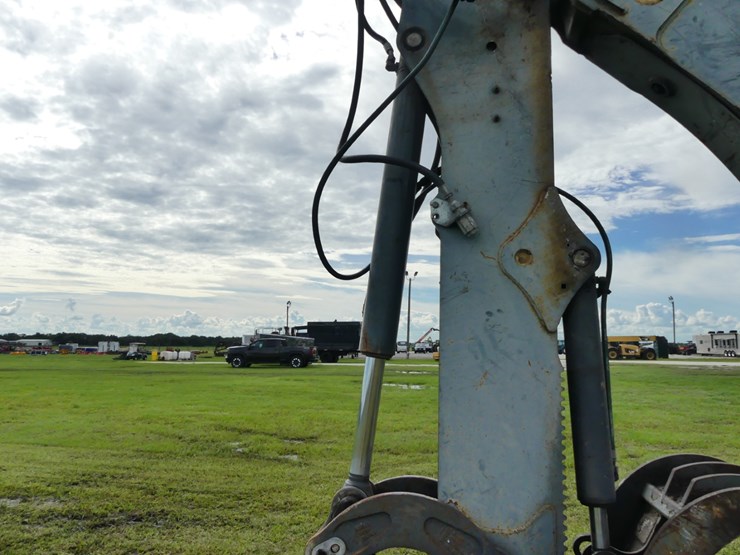 2015-deere-410l-image-13