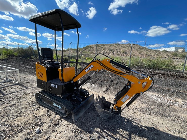 #3062-•-mini-excavator-image-23