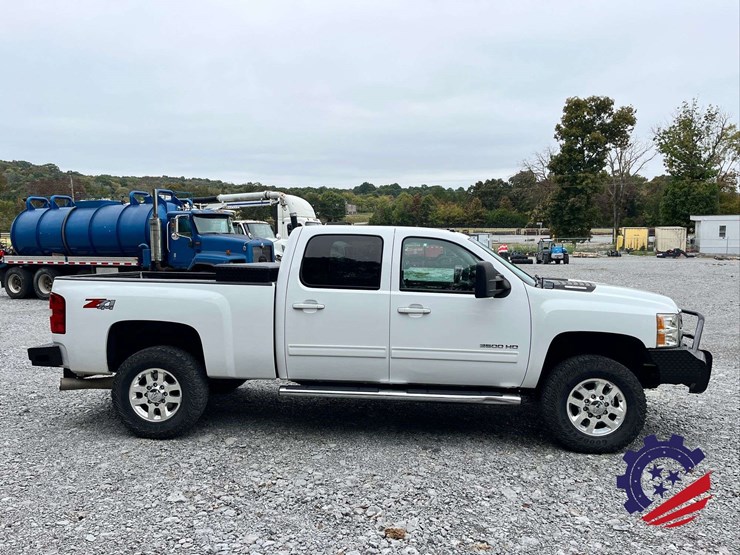 2013-chevrolet-silverado-z71-/-4x4-/-3500hd-pickup-image-24