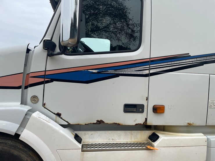#101-•-2007-volvo-vnl-sleeper-semi-(has-wi-title)-image-36