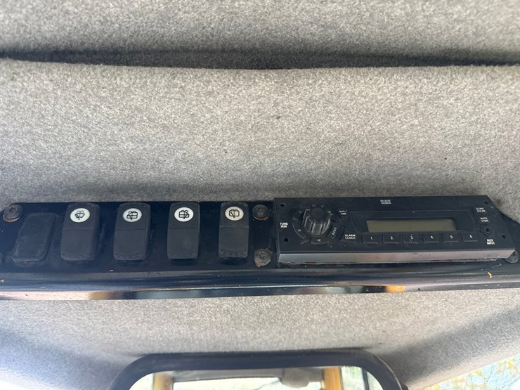 2005-caterpillar-d6n-lgp-image-55