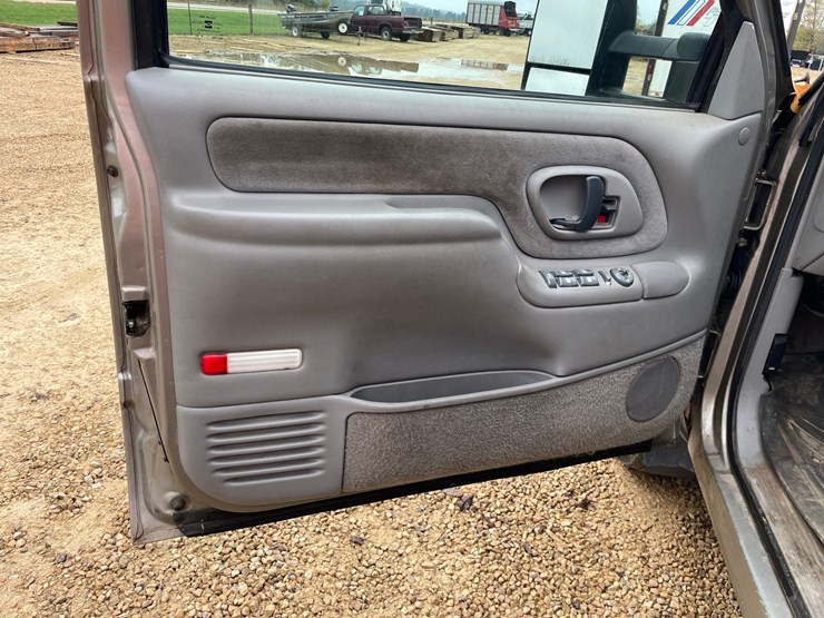 2000-chevrolet-silverado-3500-image-44