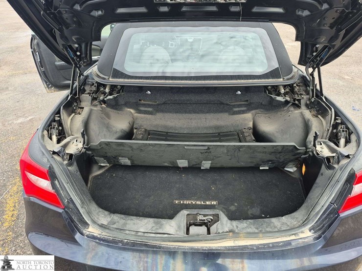 2012-chrysler-200-image-26