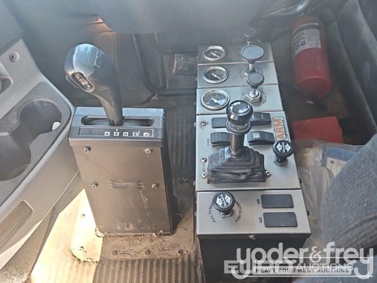 2019-freightliner-122sd-image-32