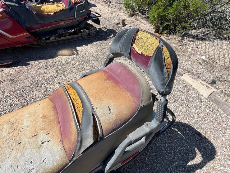 #2897-•-yamaha-venturo-snowmobile-image-14