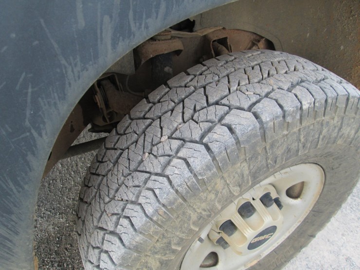 2005-gmc-2500hd-image-13