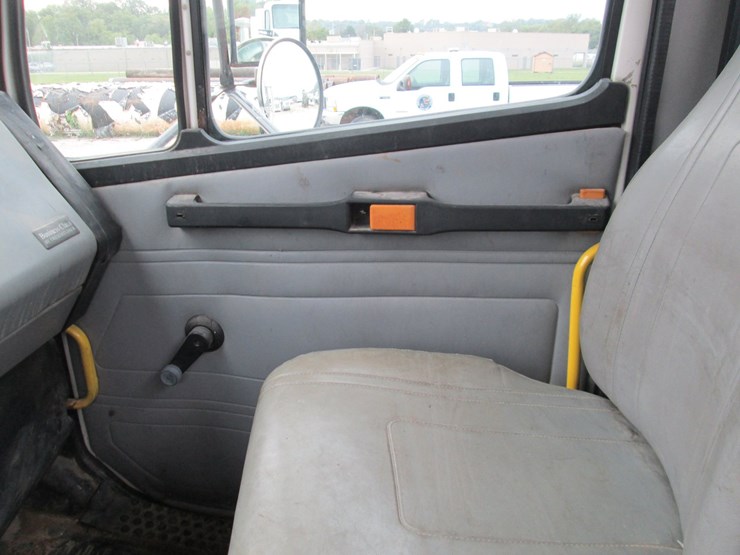 1998-freightliner-fl80-image-30