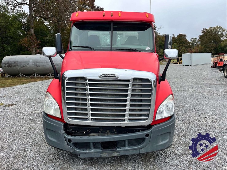 2014-freightliner-cascadia-t/a-truck-tractor-image-18