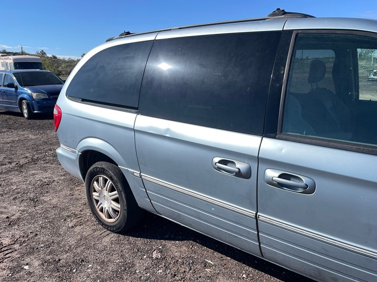 2005-chrysler-town-&-country-image-80